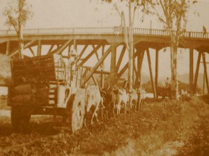 carros de boi passando debaixo da ponte