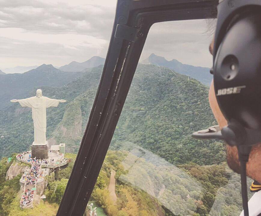 Germano sobrevoando o Cristo Redentor