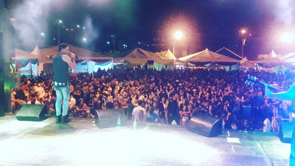 O cantor Luan Severo durante apresentação na Feira da Paz no sábado(Foto Divulgação)