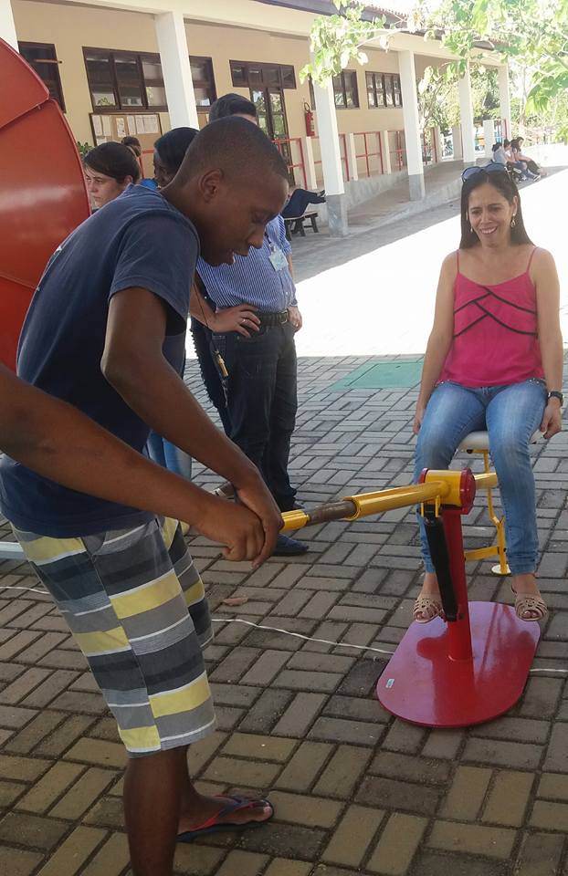 A imagem pode conter: 2 pessoas, pessoas sorrindo, pessoas sentadas, criança e atividades ao ar livre