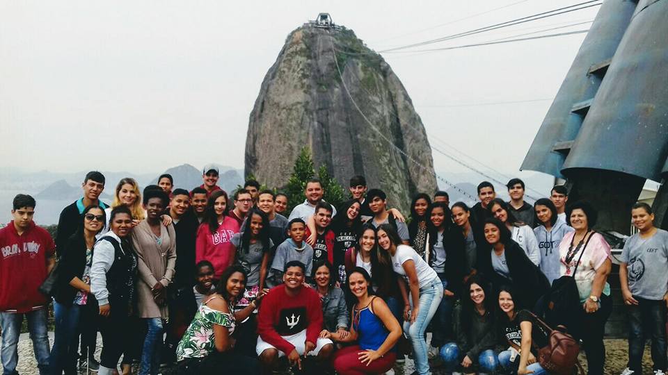 A imagem pode conter: 24 pessoas, pessoas sorrindo, pessoas em pé e atividades ao ar livre