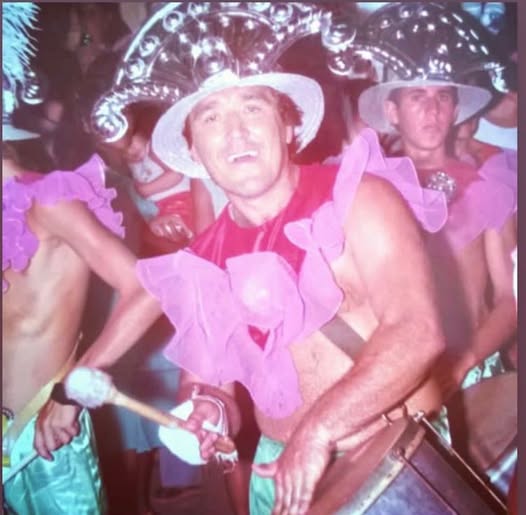 Olair Miranda com a bateria e carro de som