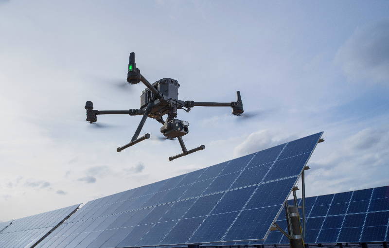 Imagem ilustrativa de drone sobre painéis solares